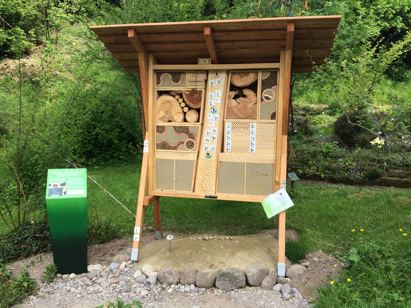 2017 neu errichtetes Insektenhaus beim Heilpflanzengarten