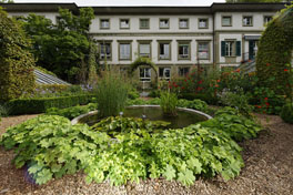Bauerngarten und Institut Hauptgebäude