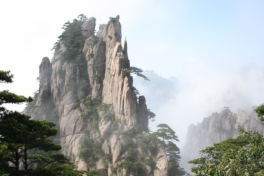 Foto: Felsen im Huangshan-Gebirge, Arne Hückelheim, Wikimedia Commons