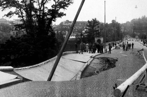 Einsturz der Lorrainebrücke oberhalb einer Baustelle innerhalb des Botanischen Gartens (1948)