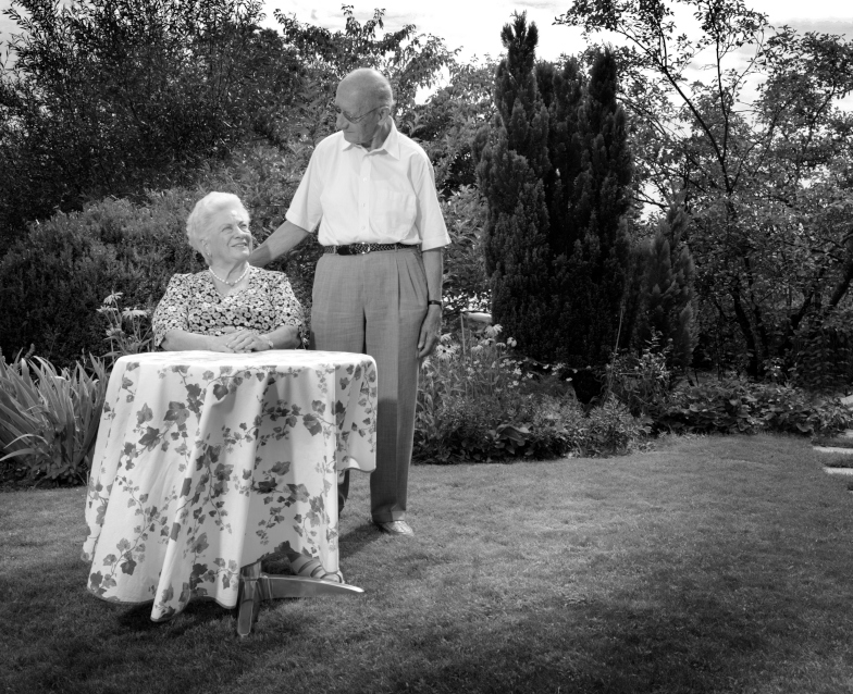 Marianne und Rudolf Styner in ihrem Garten.